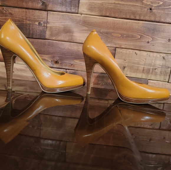 Mustard Nine West shoe - Picture 3 of 8